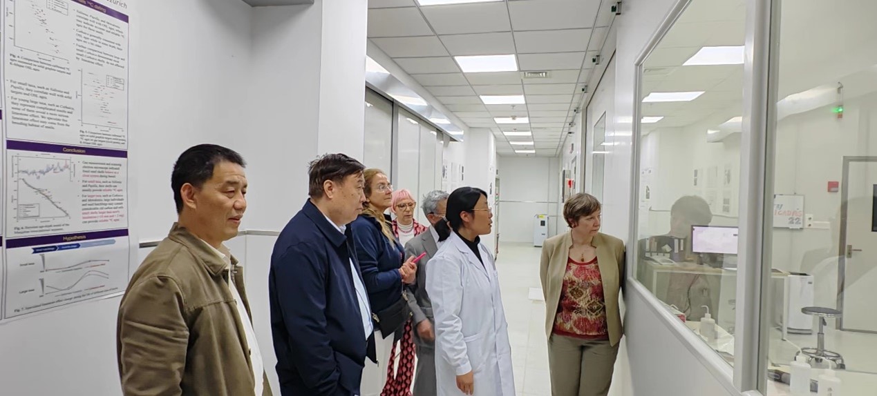 IGU执委会成员参观南京大学加速器质谱年代与环境实验室.jpg